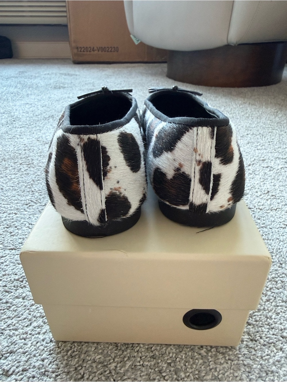 Tony Bianco Robyn Ballet Flats in Snow Leopard/Black Speckle faux fur, size 7 - Picture 4 of 5